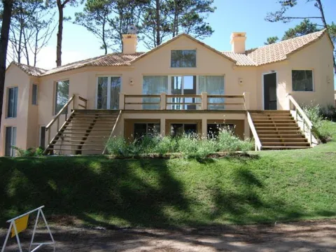CASA ALQ TEMP 5 DORM C/VISTA PISCINA CLUB PRIVADO LAG BLANCA