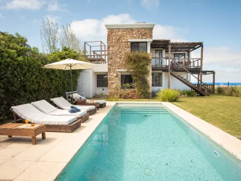 VENTA CASA 4 DORM C/PISCINA FRENTE A LA PLAYA EN EL CHORRO