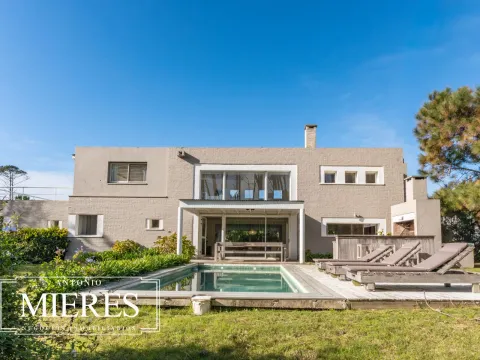 CASA EN VENTA 5 DORM Y PISCINA - CLUB PRIVADO LAGUNA BLANCA
