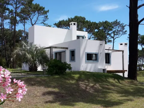 VENTA CASA 3 DORMITORIOS EN LA BARRA ZONA LA HORQUETA