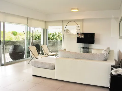 Alquiler temporada apartamento de 2 dormitorios -Playa Brava