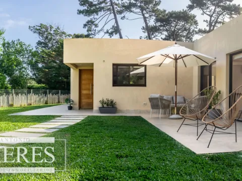Alquiler de casa de 3 dormitorios con piscina- Punta del Est