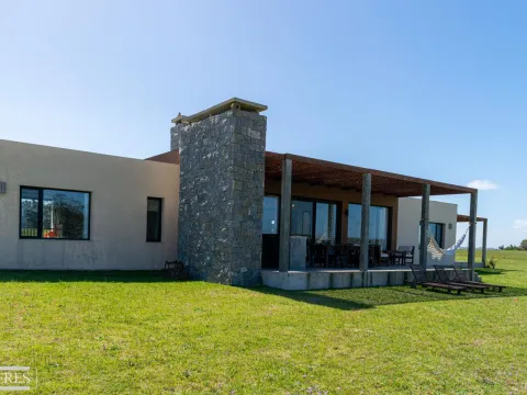 VENTA CASA DE 2 DORM EN BARRIO CERRADO PUEBLOMIO MANANTIALES