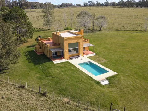 VENTA CHACRA 20,64 HAS CASA 3 DORM C/PISCINA MANANTIALES