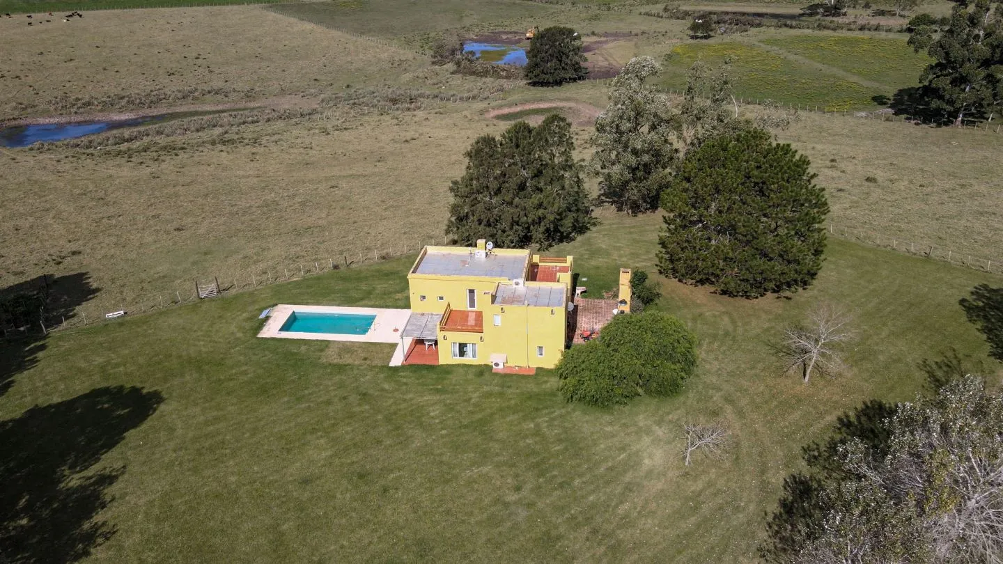 VENTA CHACRA 20,64 HAS CASA 3 DORM C/PISCINA MANANTIALES — foto 2