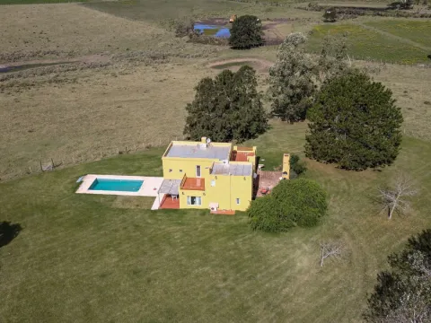 VENTA CHACRA 20,64 HAS CASA 3 DORM C/PISCINA MANANTIALES — foto 2