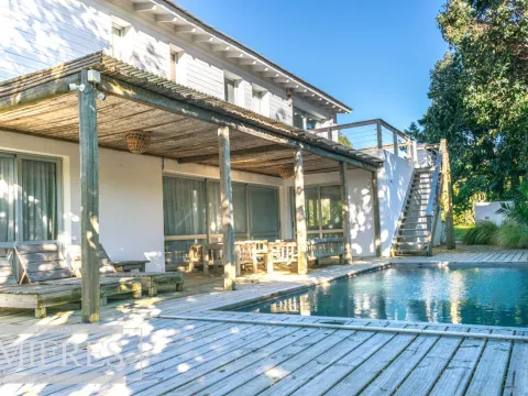 Casa en alquiler 4 dormitorios en pueblo de Jose Ignacio!