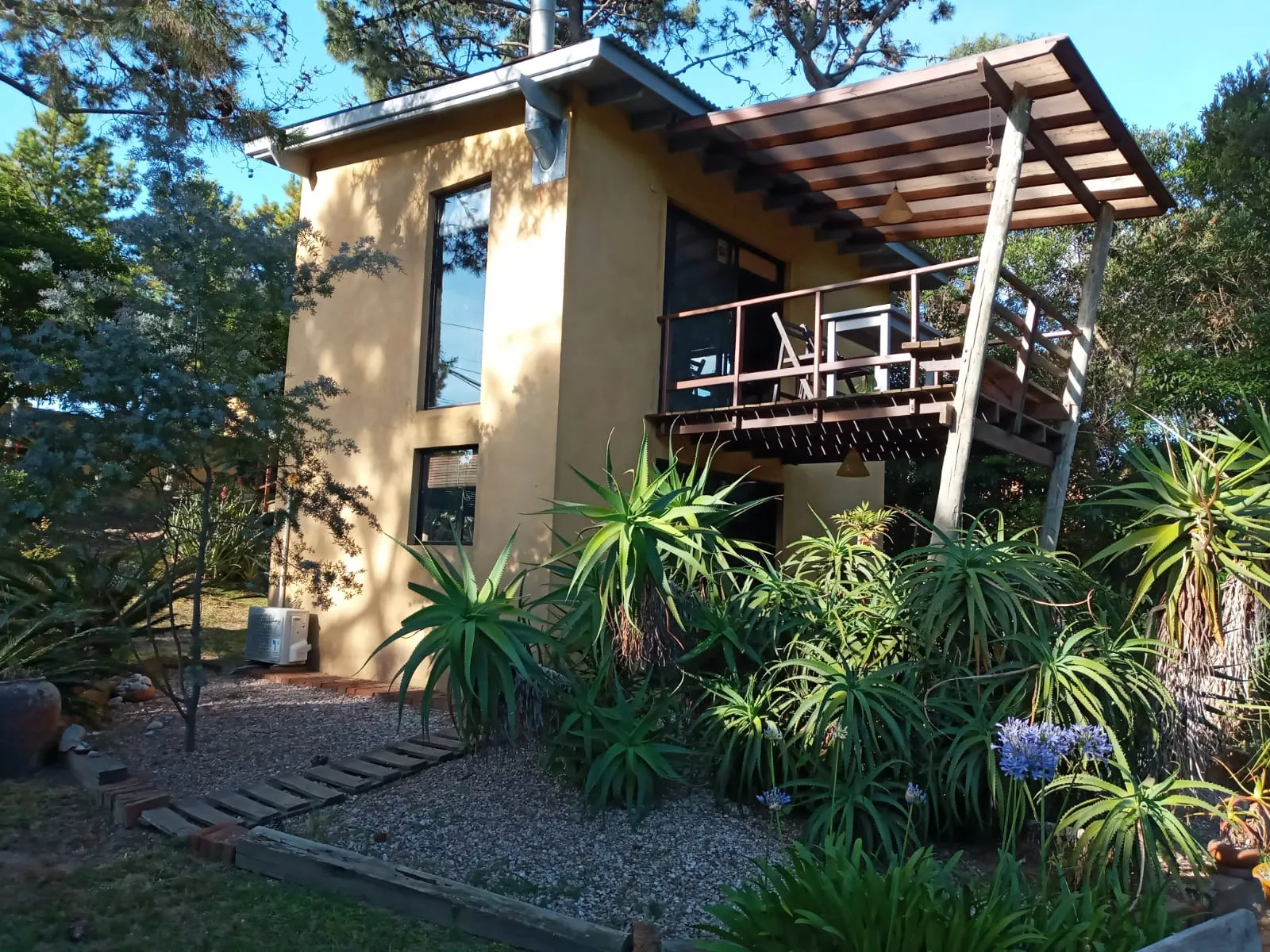 ALQ CASA 1 DORM MB UBICADA EN MONTOYA — foto 1
