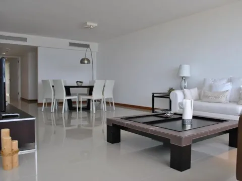 Apartamento de tres dormitorios- Playa Brava