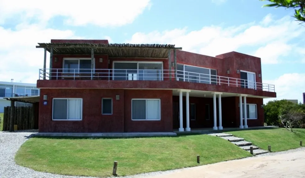 VENTA ALQ TEMP CASA 5 DORM PISCINA A MTS DE PLAYA PTA PIEDRA — foto 1