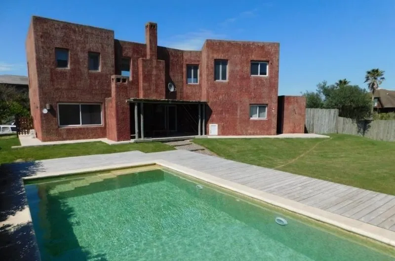 VENTA ALQ TEMP CASA 5 DORM PISCINA A MTS DE PLAYA PTA PIEDRA — foto 2