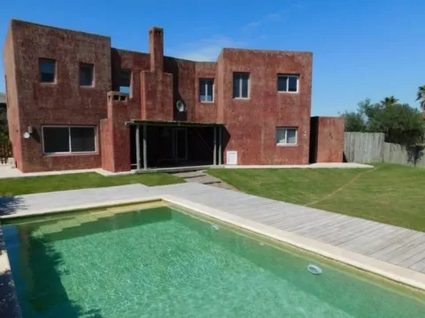 VENTA ALQ TEMP CASA 5 DORM PISCINA A MTS DE PLAYA PTA PIEDRA — foto 2