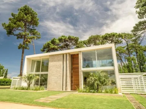 Venta casa 4 dormitorios- Bvar Artigas Barrio Privado