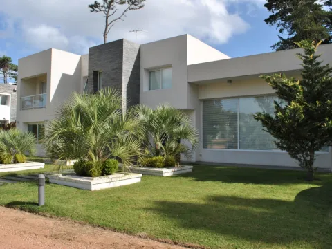 Venta casa 4 dormitorios - Bvar Aritgas Barrio Privado