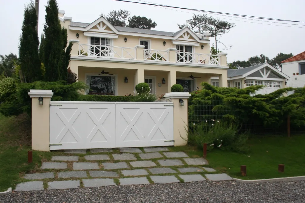 VENTA CASA 4 DORMITORIOS C/PISCINA MB UBICACION LA BARRA — foto 1