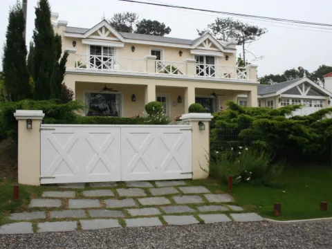 VENTA CASA 4 DORMITORIOS C/PISCINA MB UBICACION LA BARRA