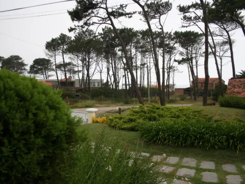 VENTA CASA 4 DORMITORIOS C/PISCINA MB UBICACION LA BARRA — foto 2